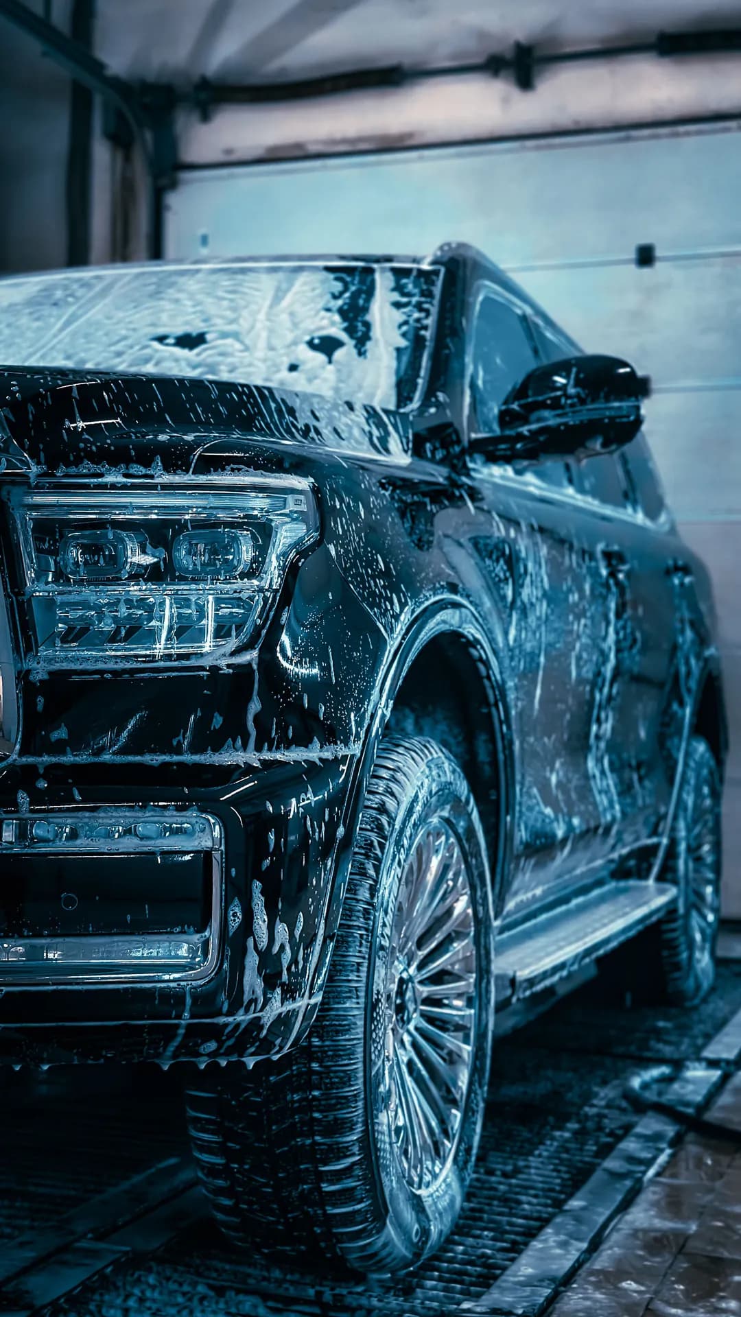 폼으로 세차 중인 SUV