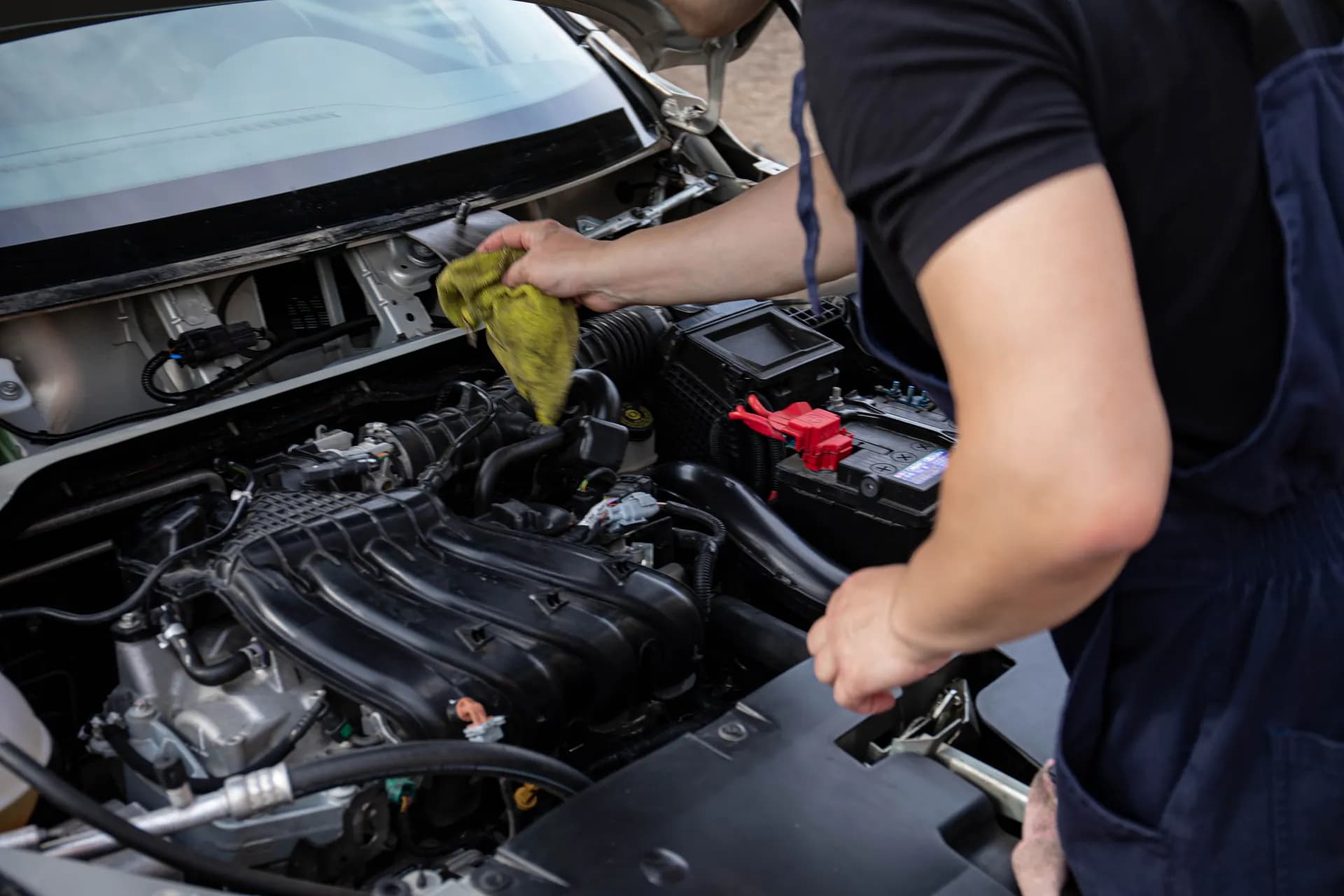 엔진룸을 정비하는 모습
